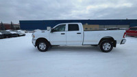 This Ram 2500 is equipped with: Cloth Front 40/20/40 Bench Seat, Radio: Uconnect 5 w/8.4 Display, 4G... (image 5)