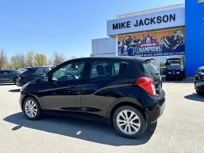 Discover the perfect blend of style, efficiency and urban practicality with the 2018 Chevrolet Spark...