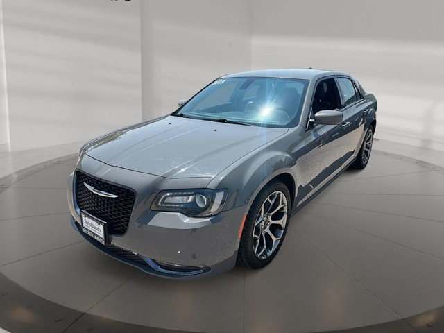 2018 CHRYSLER 300 in Cars & Trucks in Stratford
