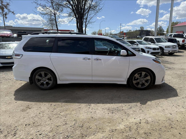 2018 Toyota Sienna SE 8-Passenger in Cars & Trucks in Saskatoon - Image 3