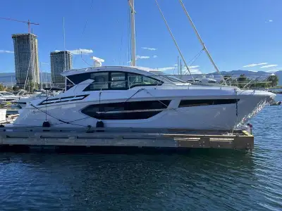 Features: Volvo D6, 500 Ips, Dps, Evc, 380Hp Engine Color - Hull, Kingston Gray, IPS Color - Cockpit...
