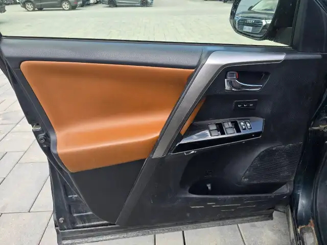 2017 Toyota RAV4 Hybrid in Cars & Trucks in Ottawa - Image 10