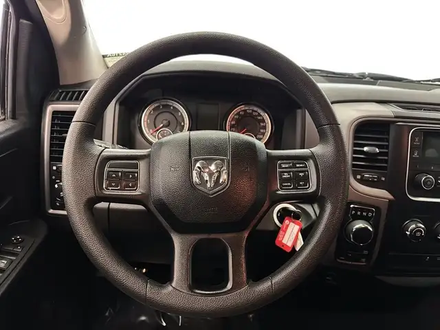 2019 Ram 1500 Classic Quad Cab 4x4 v6 3,6L Boite fermee Camera 6 in Cars & Trucks in Laval / North Shore - Image 14
