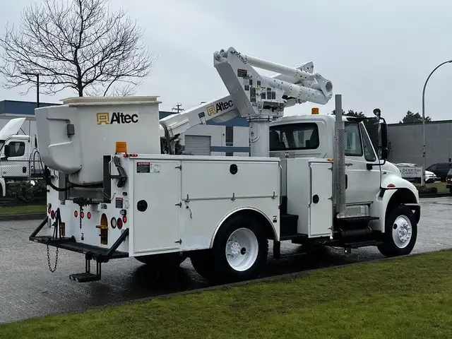 2013 International DuraStar MA025 Altec Bucket Service Truck in Heavy Trucks in Delta/Surrey/Langley - Image 12