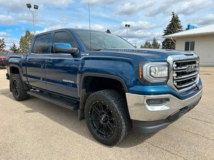 2017 GMC Sierra 1500 SLE 4X4 CREW CAB w/LEVELING KIT & CUSTOM WH in Cars & Trucks in Edmonton