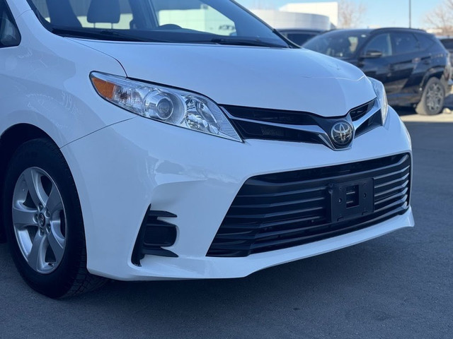  2020 Toyota Sienna LE in Cars & Trucks in Calgary - Image 4