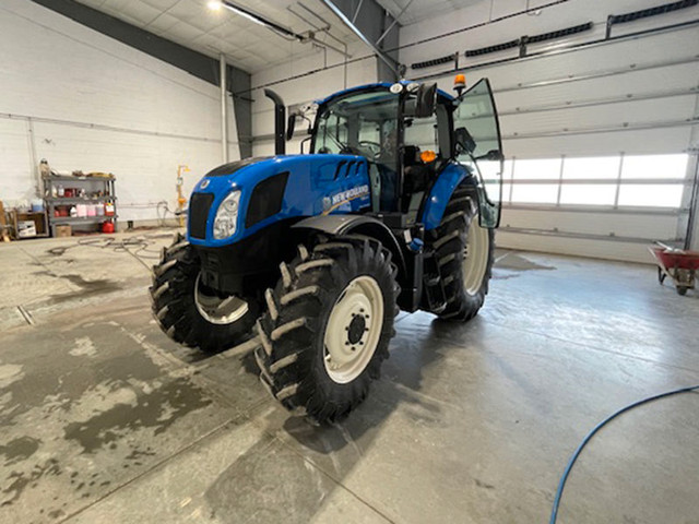 2017 NEW HOLLAND TS6.120 TRACTOR in Farming Equipment in London - Image 2