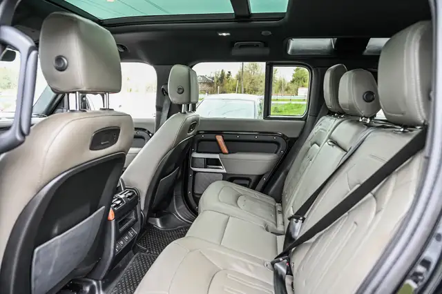 2022 Land Rover Defender S | Toit pano | Black Pack | Roues 19po in Cars & Trucks in Longueuil / South Shore - Image 24
