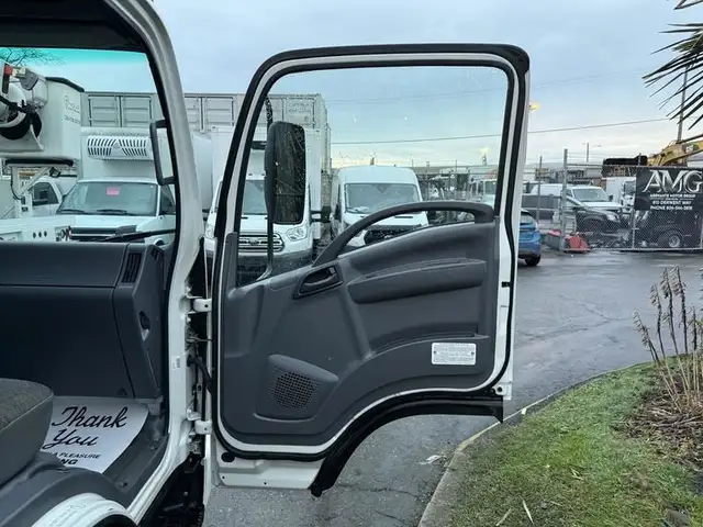 2018 isuzu NPR 16 Foot Flat Deck in Heavy Trucks in Richmond - Image 27