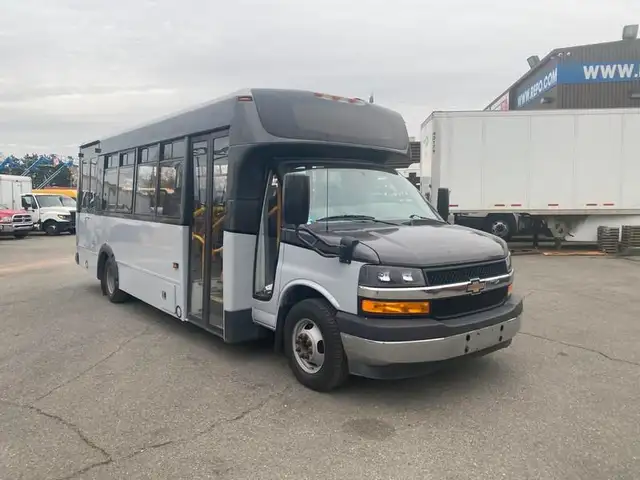 2017 chevrolet Express G4500 21 Passenger Bus With Wheelchair Ac in Heavy Trucks in Richmond - Image 8