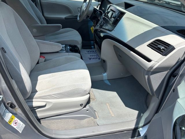 2013 Toyota Sienna LE AWD in Cars & Trucks in City of Toronto - Image 2