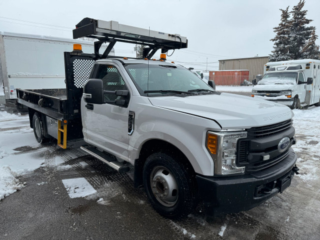 2017 Ford F-550 XL Super Duty Flat Bed Truck LOW KM !! in Cars & Trucks in Calgary - Image 4