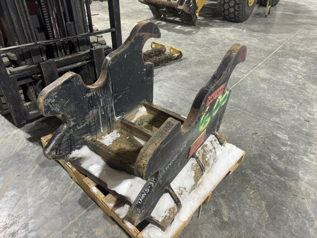 Mounting Plate 400 Series N/A in Heavy Equipment in Regina - Image 2