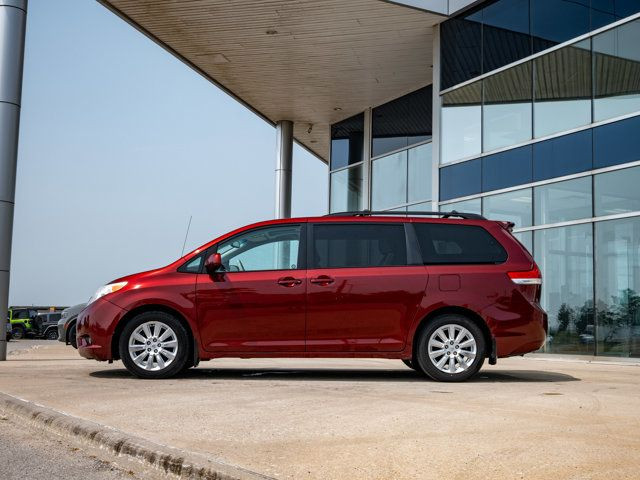 2014 Toyota Sienna XLE in Cars & Trucks in Barrie - Image 4