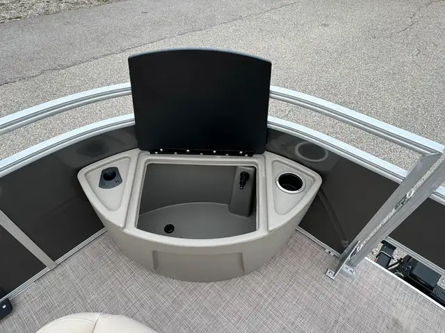 2025 Sun Tracker Fishin' Barge 20 DLX, pontoon boat in Powerboats & Motorboats in Vernon - Image 15