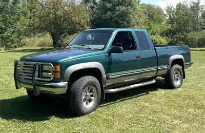 1998 GMC K2500 with a cool-sounding 7.4L V8 and 5spd manual transmission from Alberta. Nice, clean l...