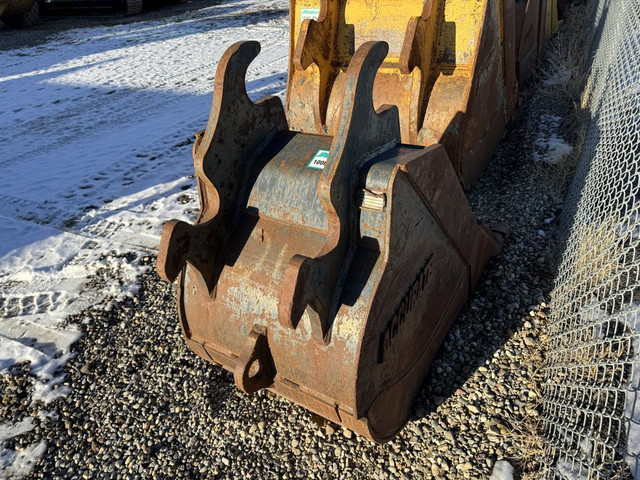 Cat Accurate 200 Series 36 Inch Excavator Dig Bucket N/A in Heavy Equipment in Regina - Image 4