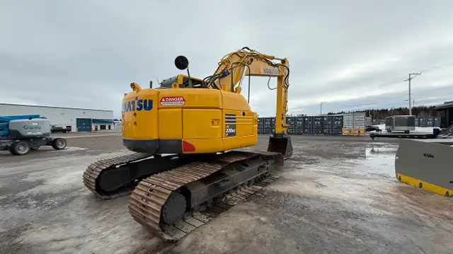 2014 KOMATSU PC228USLC-8 HYDRAULIC EXCAVATOR dans Camions lourds dans Chilliwack - Image 6