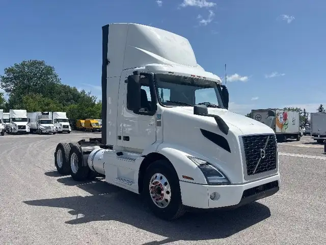 2020 Volvo VNR64300 in Heavy Trucks in Mississauga / Peel Region - Image 2