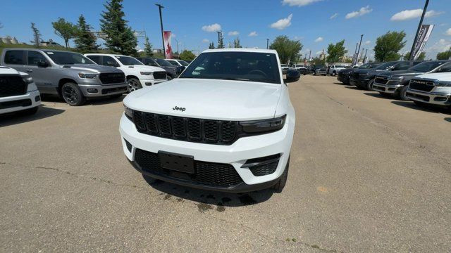 2024 Jeep Grand Cherokee Altitude | Sunroof | Heated Seats in Cars & Trucks in Edmonton - Image 4