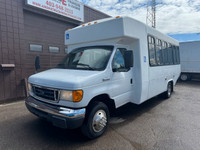2006 Ford E-450 18 Passenger Bus 6.8L V10 Gas 148,309 KM RWD Wheelchair Ramp/Lift Interior Lighting,... (image 1)