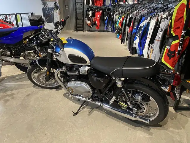 2019 Triumph Bonneville T100 Black Jet Black in Street, Cruisers & Choppers in Moncton - Image 4