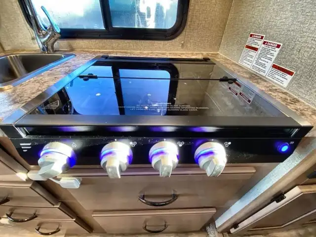 2020 Thor Motor Coach Chateau 22E in RVs & Motorhomes in Abbotsford - Image 17