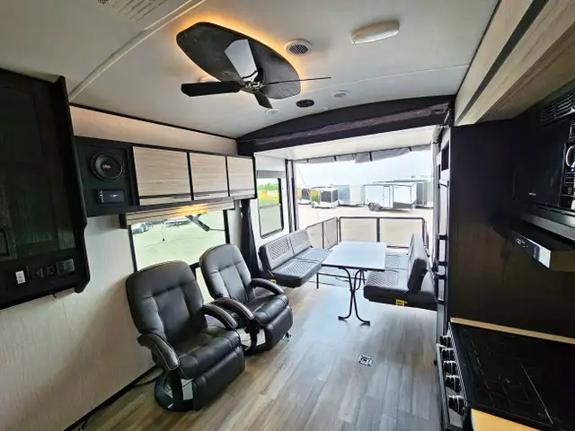 TOY HAULER CLEARANCE -STYKER 3414 W/REAR PATIO DECK UNDER COST in RVs & Motorhomes in London - Image 29