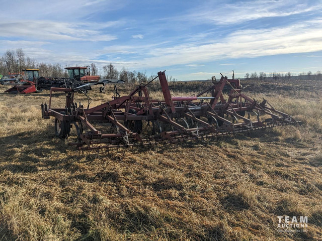 International 25 Ft Deep Tillage Cultivator 5500 in Farming Equipment in Edmonton - Image 4