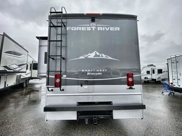 2025 EAST TO WEST Bravado 33DS in RVs & Motorhomes in Abbotsford - Image 9