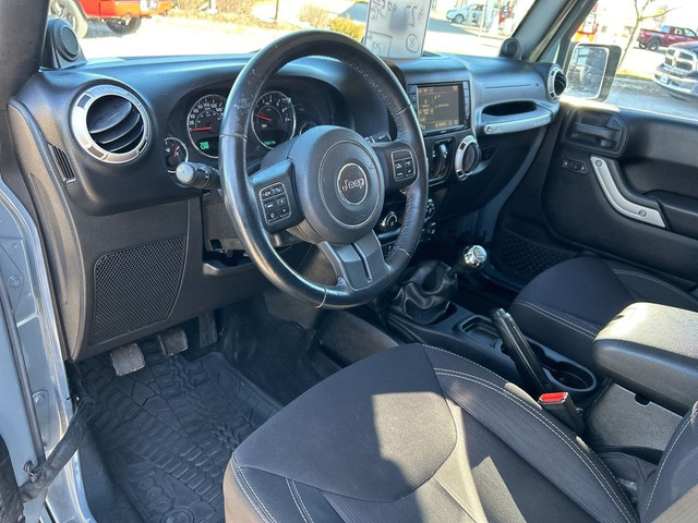  2014 Jeep WRANGLER UNLIMITED Unlimited Sahara | Nav | BlueT | H in Cars & Trucks in St. Catharines - Image 2