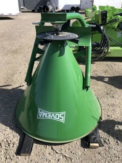 Sovema 3 Point Hitch Fertilizer Spreader with Agitator Sovema fertilizer Spreader can cover an entir...