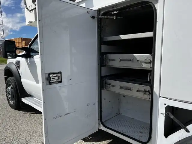 2008 ford F-550 Service Truck With Bucket 2WD Diesel in Heavy Trucks in Richmond - Image 29