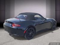 La Mazda MX-5 GS 2024, fidèle à son héritage de roadster léger et agile, continue de séduire les pur... (image 6)