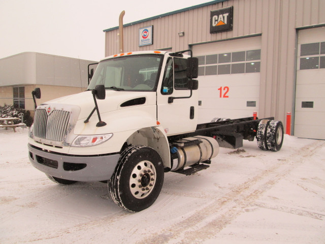 2017 International 4300 Cab & Chassis in Heavy Trucks in Red Deer - Image 2