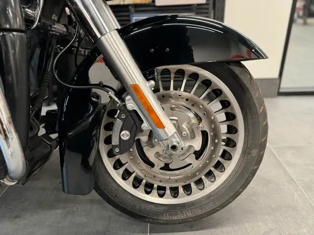 2012 Harley-Davidson Road Glide Ultra in Street, Cruisers & Choppers in Grande Prairie - Image 9
