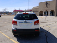 Reliable and ready for all seasons, this AWD Sorento handles anything you can throw at it! With only... (image 7)