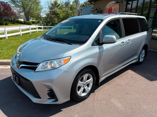 2019 Toyota Sienna LE 8-Passenger 8 Passenger! Backup Cam! NAV! dans Autos et camions  à Moncton - Image 3