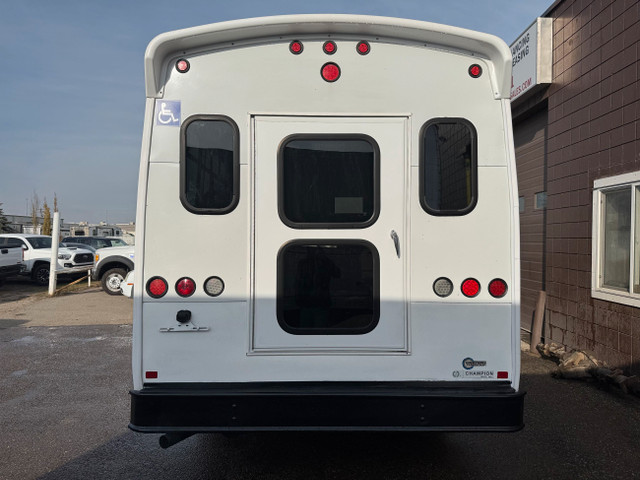 2014 GMC Savana 3500 12 Passenger Bus in Cars & Trucks in Calgary - Image 4