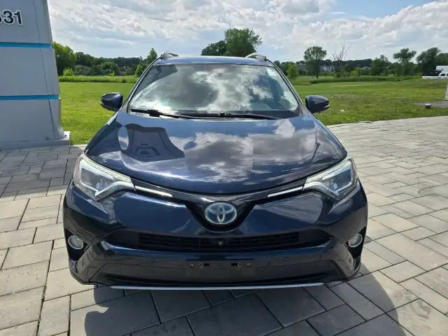 2017 Toyota RAV4 Hybrid in Cars & Trucks in Ottawa - Image 3