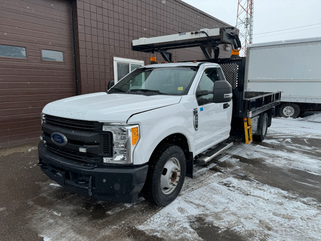 2017 Ford F-550 XL Super Duty Flat Bed Truck LOW KM !! in Cars & Trucks in Calgary - Image 2
