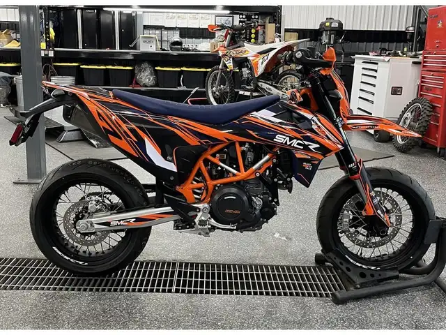2024 KTM 690 SMC R in Sport Touring in Granby - Image 2
