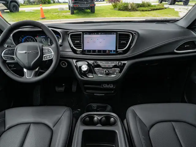 2025 Chrysler Pacifica Select in Cars & Trucks in Barrie - Image 24