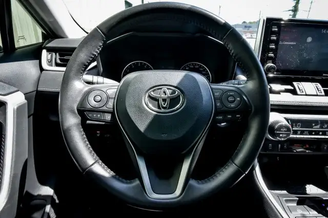 2022 Toyota RAV4 XLE • SUNROOF • HEATED SEATS • POWER LIFTGATE dans Autos et camions dans Cornwall - Image 18