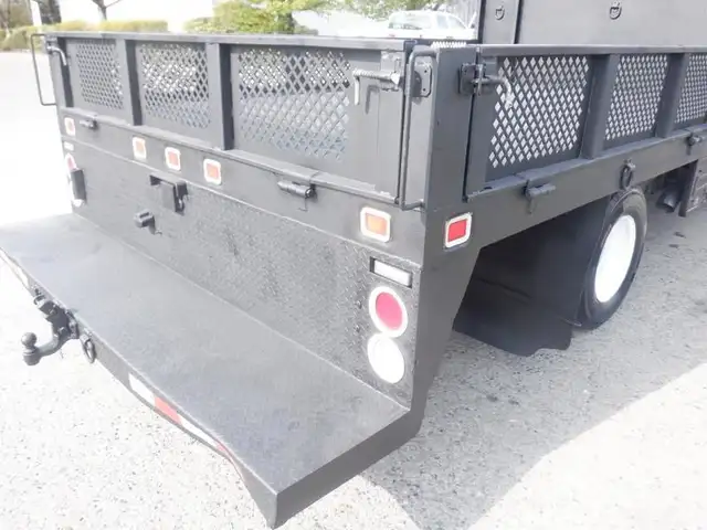 2015 isuzu NPR 12 Foot Flat Deck 3 Seater Diesel in Heavy Trucks in Richmond - Image 22