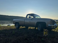 1985 Chevrolet C10 1/2 Ton 2WD Square Body Pickup Truck Fully loaded Excellent paint, clean inside a... (image 2)