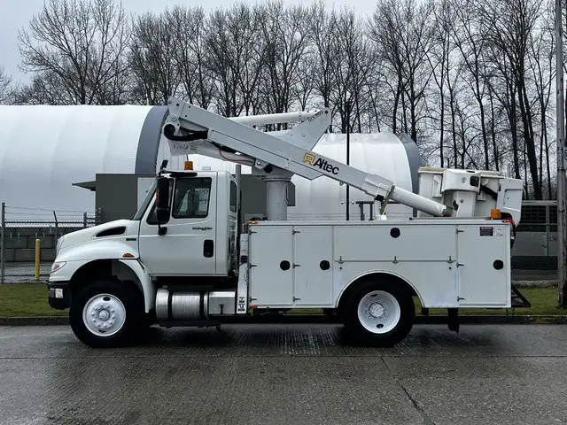 2013 International DuraStar MA025 Altec Bucket Service Truck in Heavy Trucks in Delta/Surrey/Langley - Image 7