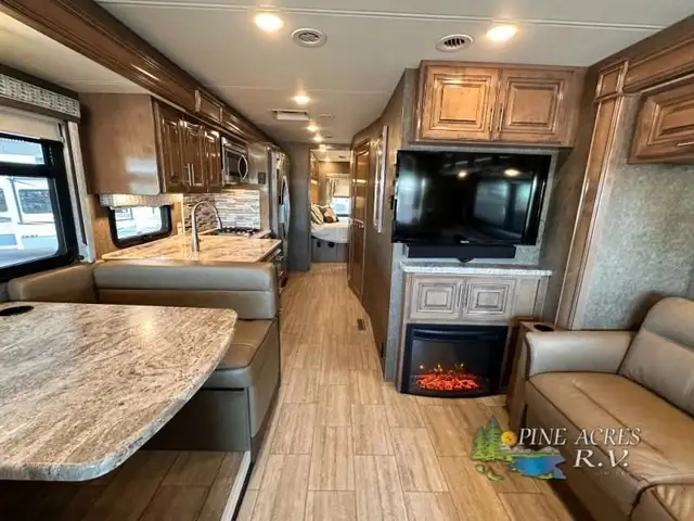 2020 Thor Motor Coach Challenger 37YT Washer & Dryer 12 k Miles in RVs & Motorhomes in Moncton - Image 15