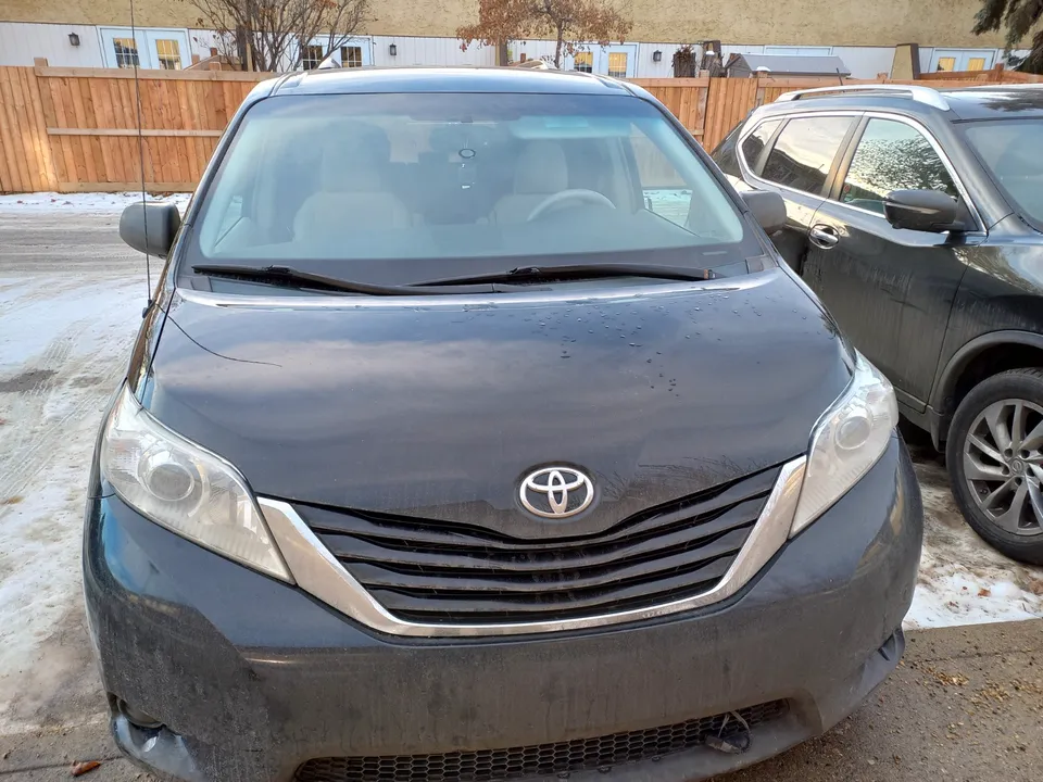 2011 Toyota Sienna LE FWD 8 Seats