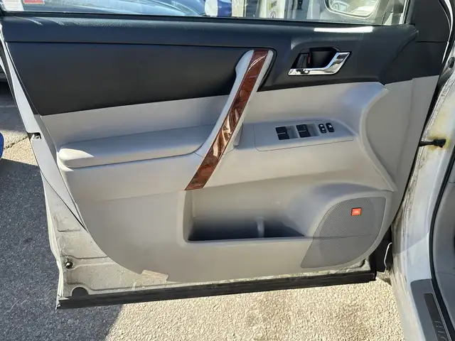 2012 Toyota Highlander Limited in Cars & Trucks in Mississauga / Peel Region - Image 30